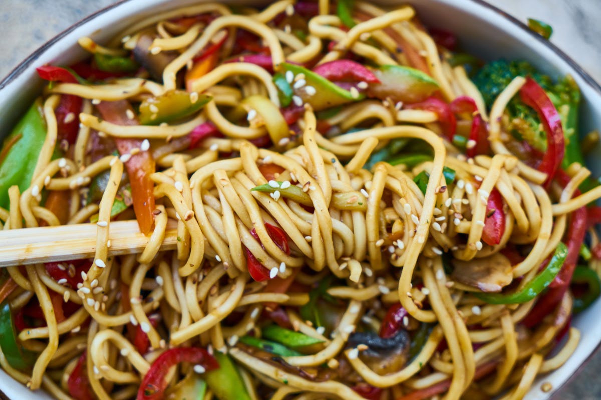 Chicken lo mein noodles with vegetables